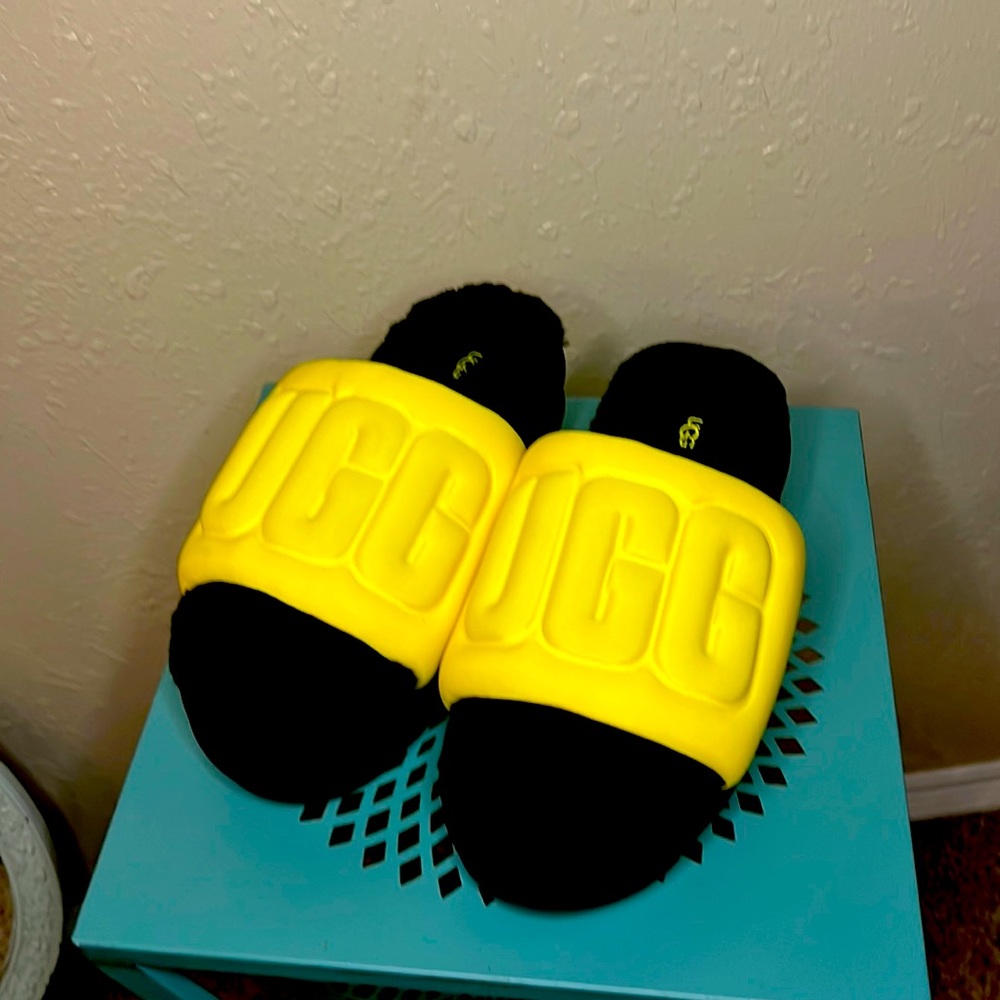 Ugg slides women’s 9. Yellow and black base.